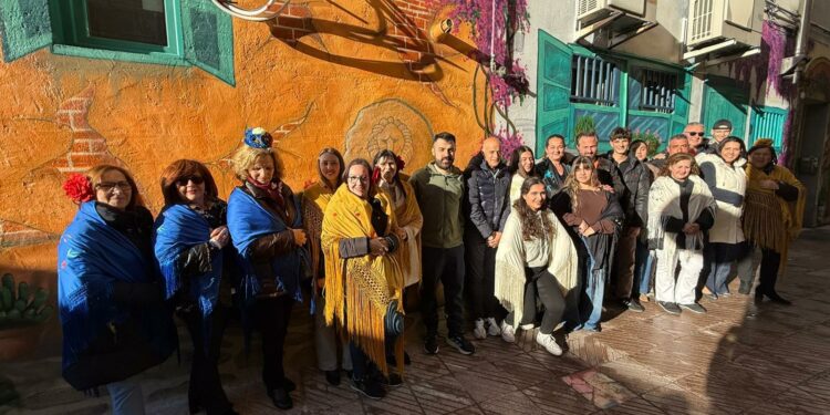 Un nuevo mural lleva el color y la luz de Andalucía al centro urbano de Santa Marta