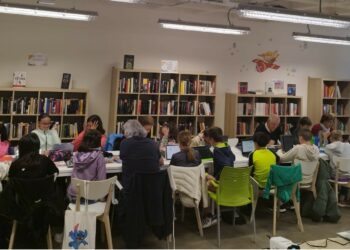 Los niños de Aldeatejada enseñan a los mayores a utilizar las opciones que ofrece el teléfono móvil