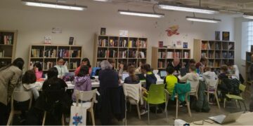 Los niños de Aldeatejada enseñan a los mayores a utilizar las opciones que ofrece el teléfono móvil