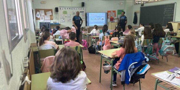 La Policía Local de Santa Marta forma a los alumnos del Martín Gaite en seguridad vial