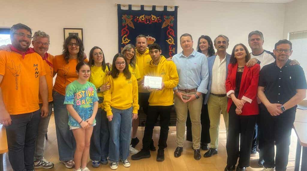 Doñinos estalla en fiestas: el pregón de Aerscyl y el bullicio de las peñas llenan de ambiente y color las calles