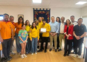 Doñinos estalla en fiestas: el pregón de Aerscyl y el bullicio de las peñas llenan de ambiente y color las calles