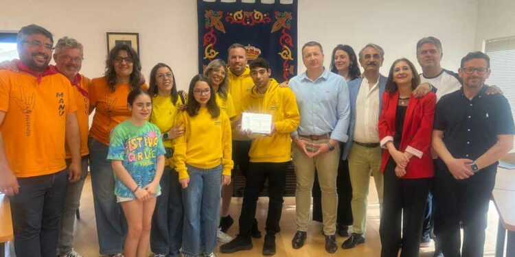 Doñinos estalla en fiestas: el pregón de Aerscyl y el bullicio de las peñas llenan de ambiente y color las calles