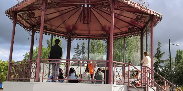 Los niños de Santa Marta disfrutan con los cuentacuentos programados por el Día del Libro