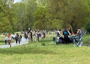 Mantas y abrigos para degustar el hornazo en la Isla del Soto