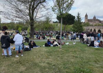 Los jóvenes celebran el Lunes de Aguas en el Puente Romano al ritmo de la electrocharanga