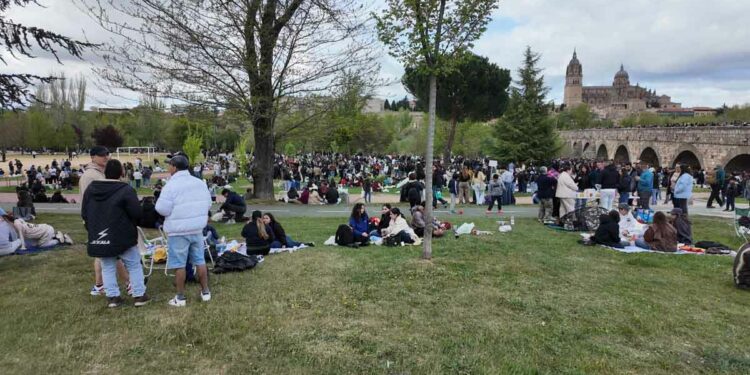 Los jóvenes celebran el Lunes de Aguas en el Puente Romano al ritmo de la electrocharanga