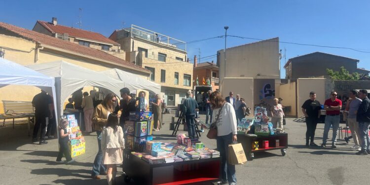 Los vecinos de Cabrerizos siguen fieles a la cita anual con la cultura y la literatura en la VI Feria del Libro