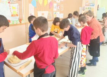 Los escolares de Cabrerizos aprenden a elaborar hornazos y conocen la tradición de esta típica merienda del Lunes de Aguas