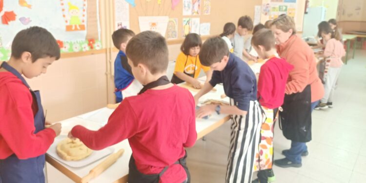 Los escolares de Cabrerizos aprenden a elaborar hornazos y conocen la tradición del Lunes de Aguas