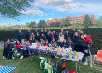 Los vecinos de Carbajosa desafían al frío y comparten el hornazo en el Prado de la Vega