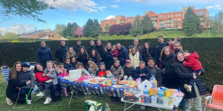 Los vecinos de Carbajosa desafían al frío y comparten el hornazo en el Prado de la Vega