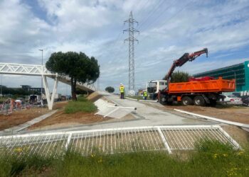 Los últimos trabajos en la pasarela peatonal entre polígonos obligan a cortar el tráfico en la autovía las noches del 4 y 5 de mayo