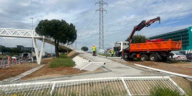 Los últimos trabajos en la pasarela peatonal entre polígonos obligan a cortar el tráfico en la autovía las noches del 4 y 5 de mayo