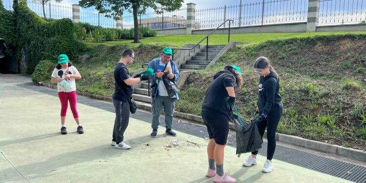 Jornada de voluntariado ambiental para retirar los residuos de la Vía Verde de Carbajosa