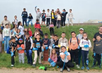 Voluntarios y vecinos de Carbajosa retiran 250 kilos de residuos de la Vía Verde