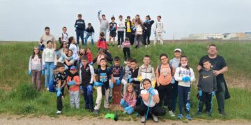 Voluntarios y vecinos de Carbajosa retiran 250 kilos de residuos de la Vía Verde
