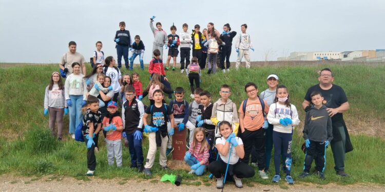 Voluntarios y vecinos de Carbajosa retiran 250 kilos de residuos de la Vía Verde
