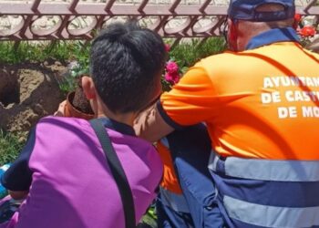 Los pequeños de Ciudad de los Niños embellecen la zona de la iglesia con la plantación de 80 rosales
