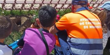 Los pequeños de Ciudad de los Niños embellecen la zona de la iglesia con la plantación de 80 rosales