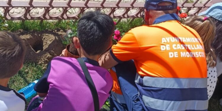 Los pequeños de Ciudad de los Niños embellecen la zona de la iglesia con la plantación de 80 rosales