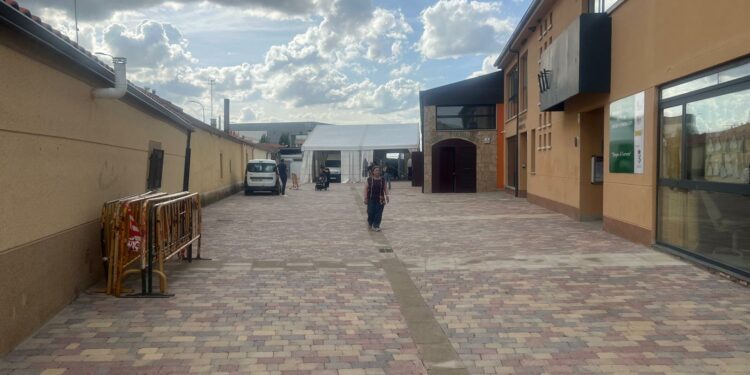 Concluyen las obras de la calle del Centro Polivalente de Doñinos con una imagen moderna y accesible