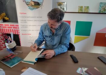 La Asociación Monte en Marcha reúne a los vecinos para celebrar el Día del Libro con la presentación de ‘La piel del invierno’