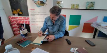 La Asociación Monte en Marcha reúne a los vecinos para celebrar el Día del Libro con la presentación de ‘La piel del invierno’
