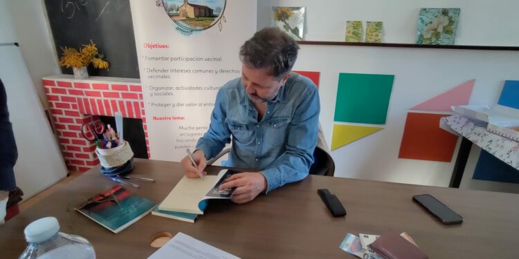 La Asociación Monte en Marcha reúne a los vecinos para celebrar el Día del Libro con la presentación de ‘La piel del invierno’