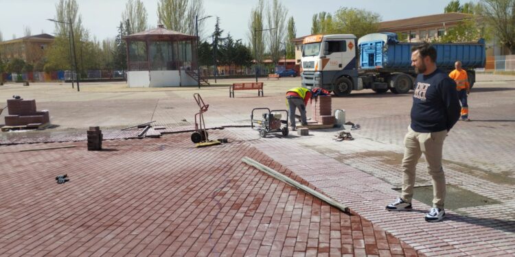 Santa Marta acondiciona la entrada al pabellón ‘Fay’ y amplía la plaza Tierno Galván en 300 metros