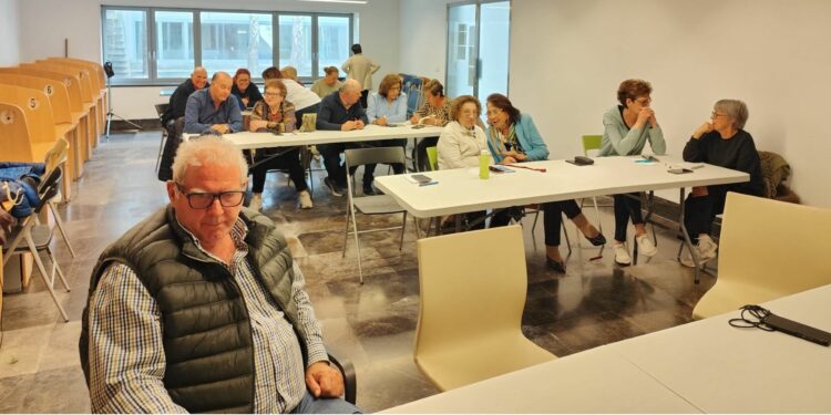 Los mayores de Santa Marta inician su formación en nuevas tecnologías para manejar las herramientas digitales