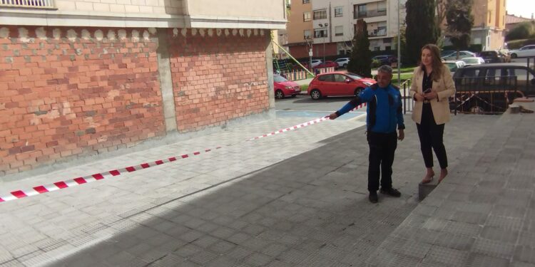 Santa Marta finaliza la renovación de aceras en Conde de Barcelona para acabar con las filtraciones en los garajes