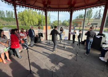 El nuevo punto de lectura de la plaza Tierno Galván  recuerda que ‘Es de mala educación hablar con la cabeza… vacía’