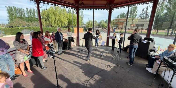 El nuevo punto de lectura de la plaza Tierno Galván  recuerda que ‘Es de mala educación hablar con la cabeza… vacía’