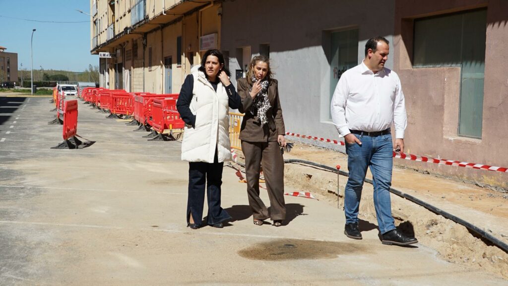 El alcalde, David Mingo, y las concejalas Marta Labrador y Silvia González, han visitado las obras del Barrio del Carmen.
