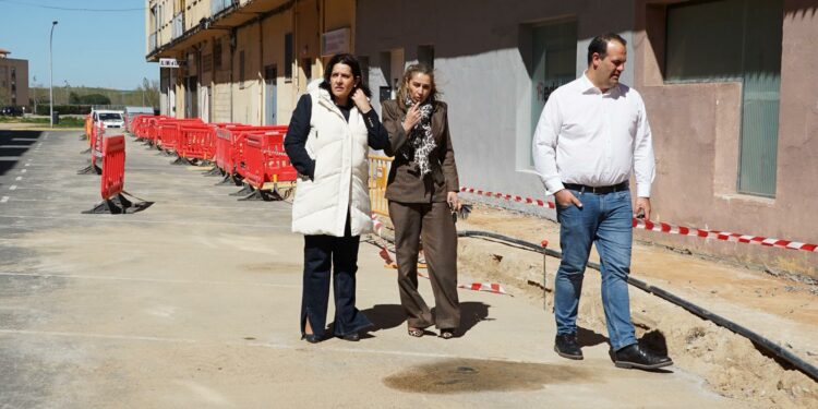 El alcalde, David Mingo, y las concejalas Marta Labrador y Silvia González, han visitado las obras del Barrio del Carmen.