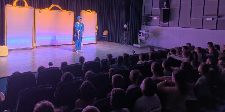 Los escolares del Miguel Hernández y el Martín Gaite de Santa Marta disfrutan de una nueva sesión de teatro