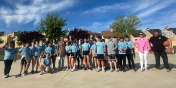Niños y jóvenes de Villamayor viven una jornada deportiva y de convivencia en el Día de la Educación Física en la Calle