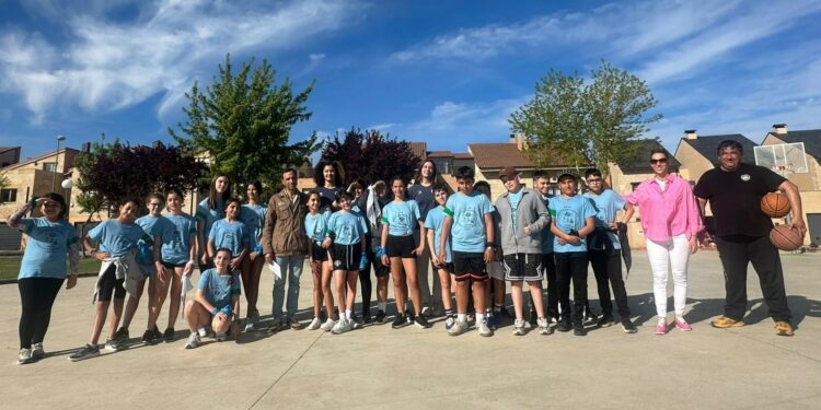 Niños y jóvenes de Villamayor viven una jornada deportiva y de convivencia en el Día de la Educación Física en la Calle