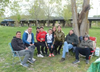 La tarde fría y desapacible desanima a los vecinos de Villamayor a salir a comer el hornazo al campo