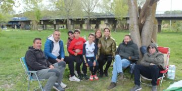 La tarde fría y desapacible desanima a los vecinos de Villamayor a salir a comer el hornazo al campo