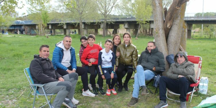 La tarde fría y desapacible desanima a los vecinos de Villamayor a salir a comer el hornazo al campo