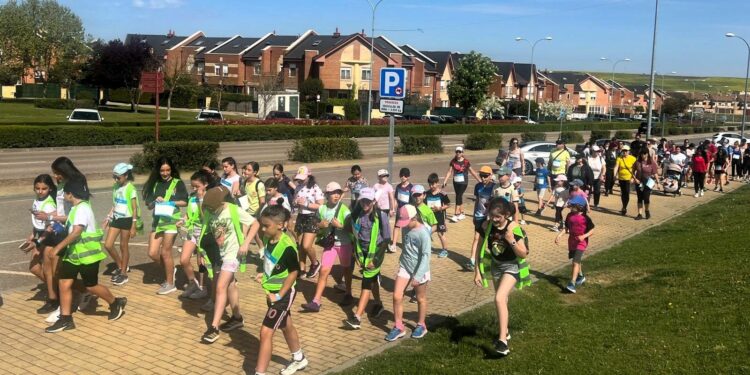 Las familias de Villamayor disfrutan de una mañana solidaria en la Marcha del Agua de Unicef