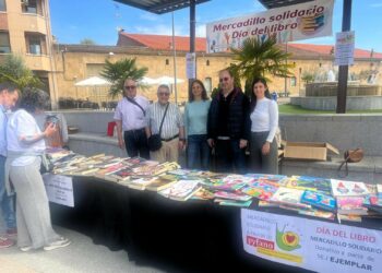 Animada Feria del Libro en Villares con mercadillo solidario, juegos tradicionales y taller infantil de marcapáginas