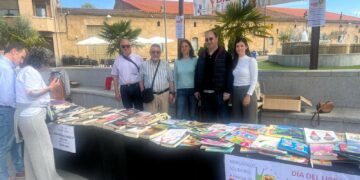 Animada Feria del Libro en Villares con mercadillo solidario, juegos tradicionales y taller infantil de marcapáginas