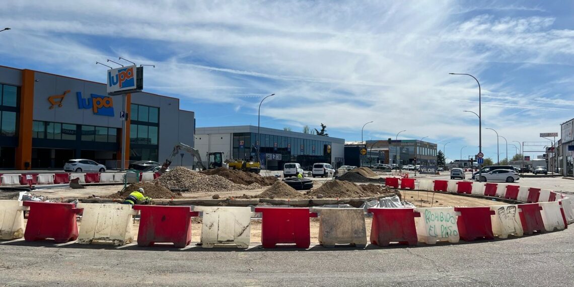 Las tres nuevas rotondas que regularán el tráfico en el polígono industrial de Villares ya están en marcha, con una inversión que supera los 600.000€