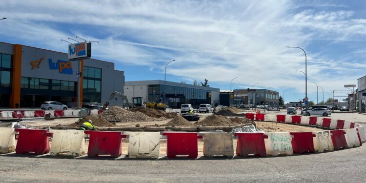 Las tres nuevas rotondas que regularán el tráfico en el polígono industrial de Villares ya están en marcha, con una inversión que supera los 600.000€
