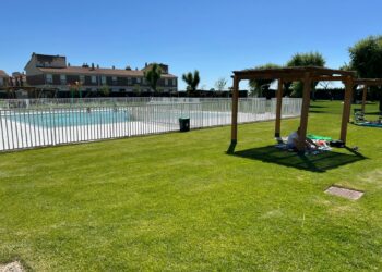 Villares invertirá casi 150.000 euros en retirar el colector del recinto de las piscinas y ampliará el espacio de césped