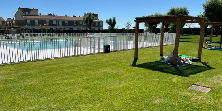 Villares invertirá casi 150.000 euros en retirar el colector del recinto de las piscinas y ampliará el espacio de césped