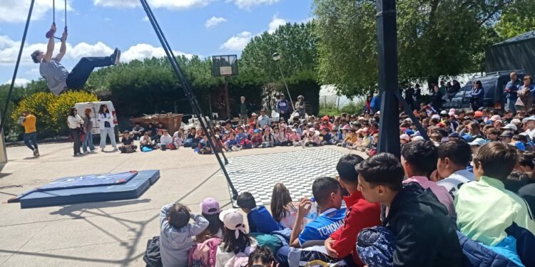 Los más de 300 escolares del CRA La Flecha celebran el Día del Árbol en plena naturaleza